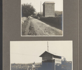 Sentiero e edificio non identificati, in località ignota / Piccolo edificio in legno contenente probabilmente una pompa idrauica per l'irrigazione di campi agricoli. L'acqua fuoriesce da una condotta. Un militare è appoggiato al pilastrino di sostegno. Campo coltivato sullo sfondo.