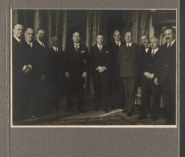Il Comitato industriale per lo scoprimento delle navi nemorensi. Al centro: Benito Mussolini e Guido Ucelli.
