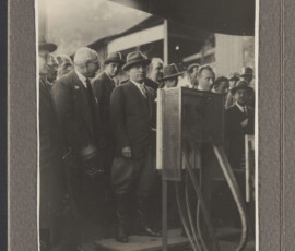 Benito Mussolini avvia l'impianto idrovoro, Guido Ucelli a destra nella foto