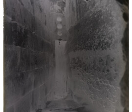Frammento di diaframma in pietra nella camera d'imbocco dell'emissario