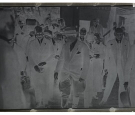 Benito Mussolini con un gruppo di persone all'avvio dell'impianto idrovoro. Alle sue spalle, fra Mussolini e l'uomo col cappello nero, Guido Ucelli.