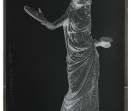Statua in bronzo raffigurante una figura femminile