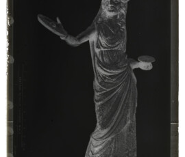 Statua in bronzo raffigurante una figura femminile