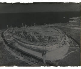 La prima nave parzialmente emersa dalle acque