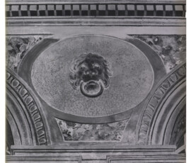 Particolare della decorazione della Sala della Bologna, con protome a testa di leone. Tratta da Le navi di Nemi, p. 204