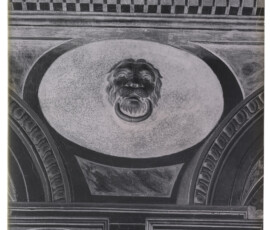 Particolare della decorazione della Sala della Bologna, con protome a testa di leone. Tratta da Le navi di Nemi, p. 204