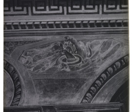 Particolare della decorazione della Sala della Bologna, con protome a testa di lupo. Tratta da Le navi di Nemi, p. 204