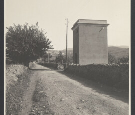 Sentiero e edificio non identificati