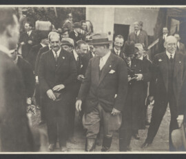 Benito Mussolini con un gruppo di persone all'avvio dell'impianto idrovoro X
