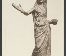 Statua in bronzo raffigurante una figura femminile