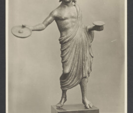 Statua in bronzo raffigurante una figura maschile, probabilmente un sacerdote