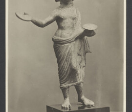 Statua in bronzo raffigurante una figura maschile, probabilmente un sacerdote