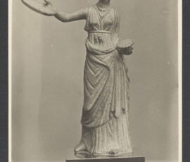 Statua in bronzo raffigurante una figura femminile, probabilmente una sacerdotessa
