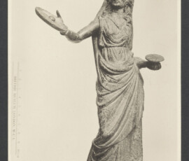 Statua in bronzo raffigurante una figura femminile, probabilmente una sacerdotessa