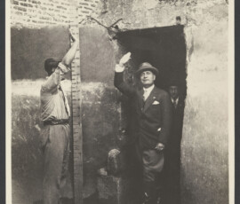 Benito Mussolini all'uscita dell'ispezione dell'emissario