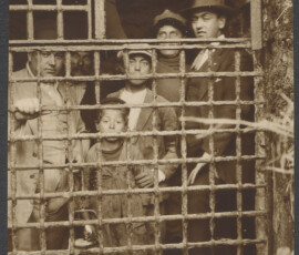 Gruppo di persone ritratto nella galleria dell'emissario