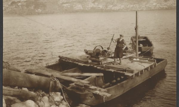 Impianto galleggiante con operaio